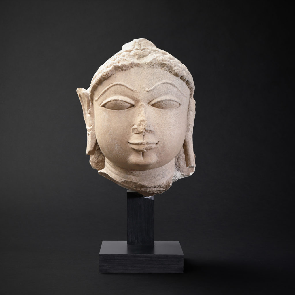 A JAIN SANDSTONE HEAD OF A JINA - Gemme Nummarie