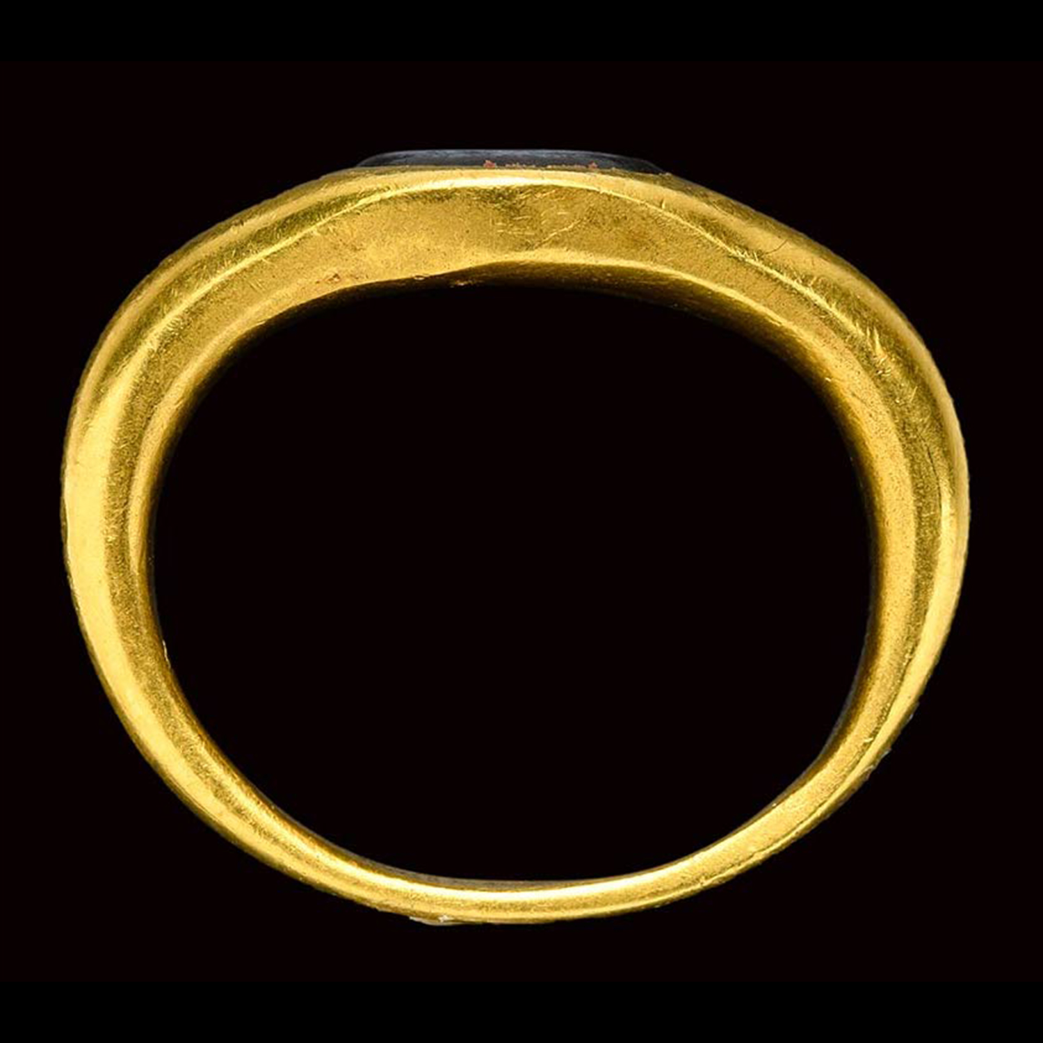 Roman gold ring with mounted niccolo intaglio