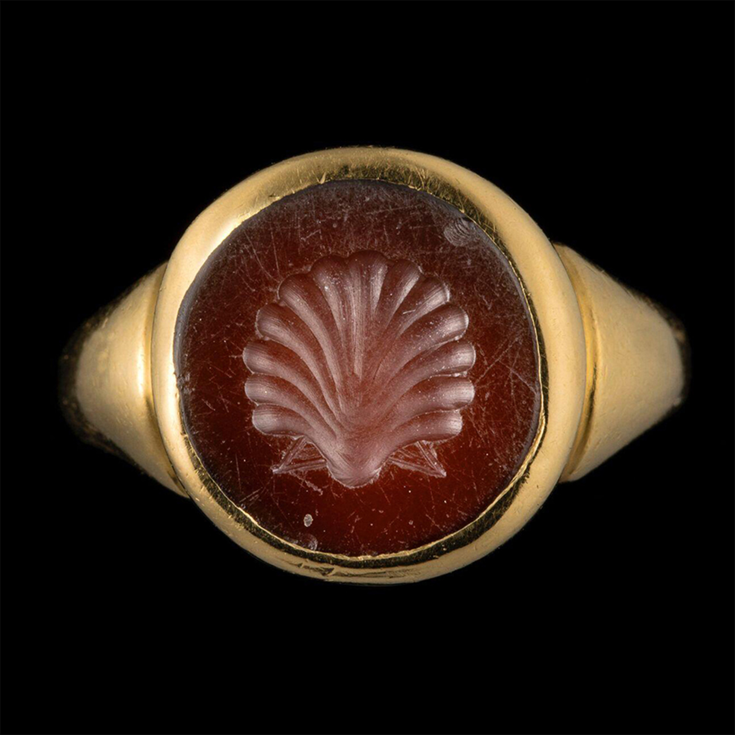 RING WITH AN AGATE INTAGLIO